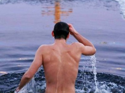 Шоқыну суына шомылу шариғаттың амалы емес.