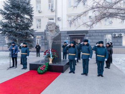 Семейде Қайрат Рысқұлбеков ескерткішіне гүл шоқтары қойылды.