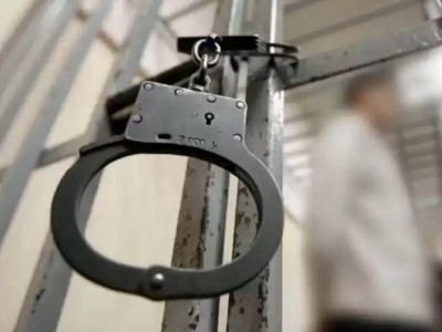 Журналист Михаил Козачков ұйымдасқан қылмыстық топқа көмектескен деген күдікпен ұсталды.