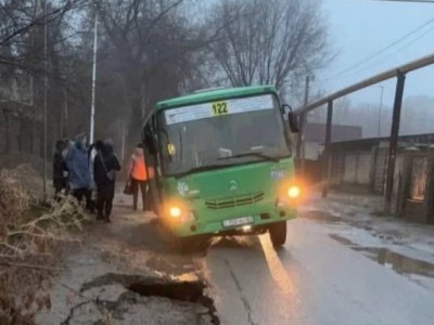 Алматыда қоғамдық көлік жол үстіндегі ойыққа түсіп кетті.