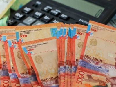 Елімізде баламен үйде отырған әйеліне жолдасы зейнетақы төлемін аудара алады.