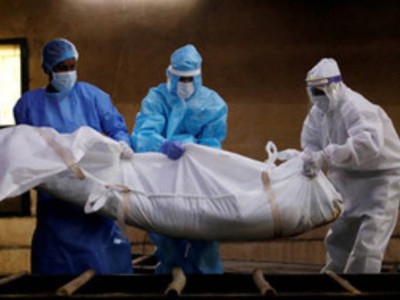 Үндістандықтар мәйіт өртейтін жер таппай, рәсімді автотұрақта жасап жатыр.