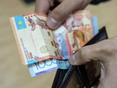 Қазақстанда 50 мың адамның жалақысы 45 мың теңгеге жетпейді.