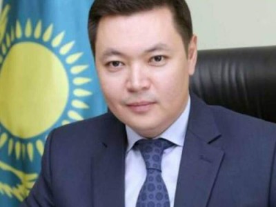 Торт кесем деп кеудесіне пышақ сұғып алған шенеунік жаңа қызметке тағайындалды.
