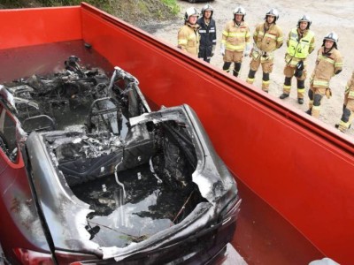 Жол апатынан кейін Tesla автокөлігінің батареясын суыту үшін 11 тонна су мен арнайы контейнер қажет болған.