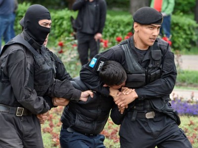 Алматы мен Нұрсұлтанда полиция жүздеген адамды ұстады (видео).