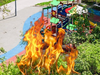 Жезқазғанда үш жасөспірім балалар алаңын өртеп жіберген (ВИДЕО)