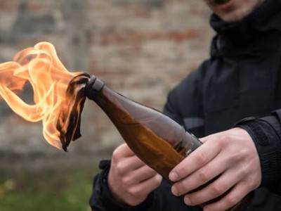 Астанада белгісіз ер адам Министрліктер үйіне жанғыш қоспа лақтырды