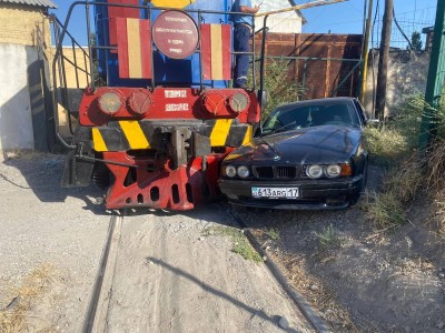 Шымкентте жеңіл көлік пойызбен соқтығысты