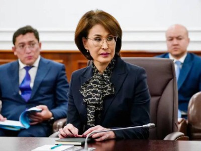 Қалай шешесіз? – Бектенов  Әлназаровадан кадр тапшылығын сұрады