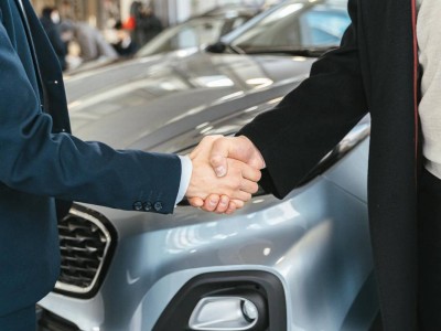 Автосалон аферасы: Атыраудағы ондаған тұрғын көлігінен айырылып қалды