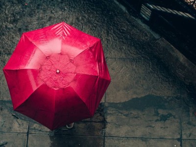 Қолшатырмен ұшып көргісі келген 6 жасар бала терезеден секіріп кеткен