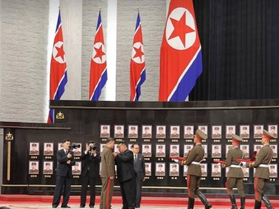 Ким Чен Ын «шетелдік әскери операцияға» қатысқан әскерилерді марапаттады