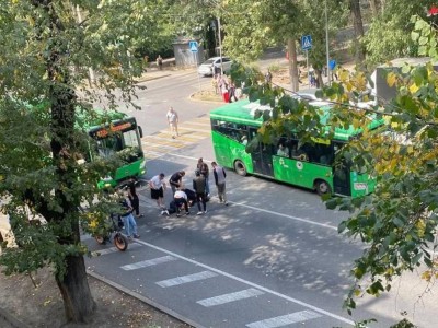 Алматыда электросамокатпен жүрген екі қызды автобус қағып кетті