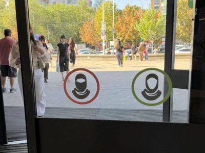 Алматыдағы сауда үйінде никаб, паранжамен кіруге тыйым салынған белгі пайда болды