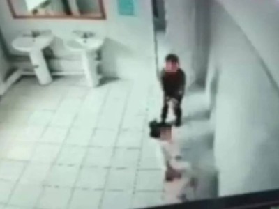 Оқушылар қызды дәретханаға сүйреп кіргізген видео тарады
