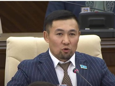 "Ешқандай әбестік жоқ": Ардақ Назаров анасына Мәжілістен құттықтау туралы айтты (ВИДЕО)