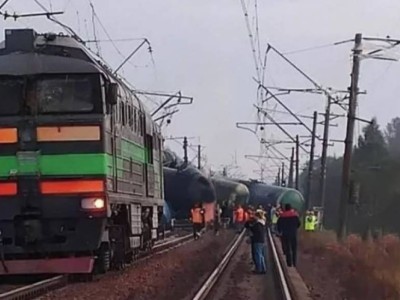 Ресейде жүк пойызы рельстен шықты