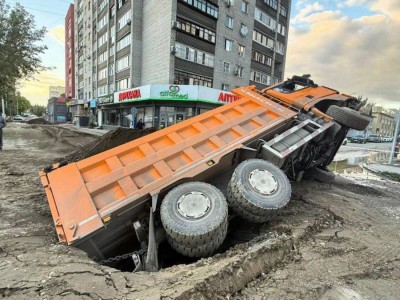 Семейде КамАЗ шұңқырға түсіп кетті