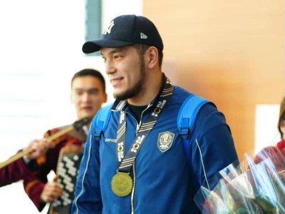 Әлем чемпиондарын жанкүйерлер әуежайдан қарсы алды