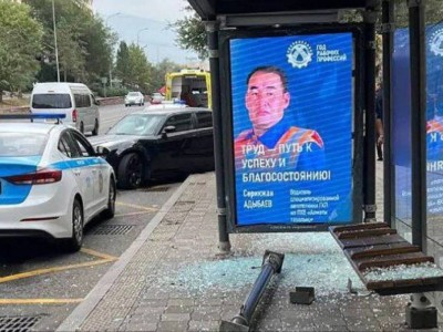 Алматыда автокөлік аялдамаға соғылды, бір адам зардап шекті