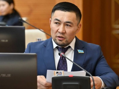 Мәжілістің мінберінен депутаттарға аналарын құттықтауға рұқсат етіледі