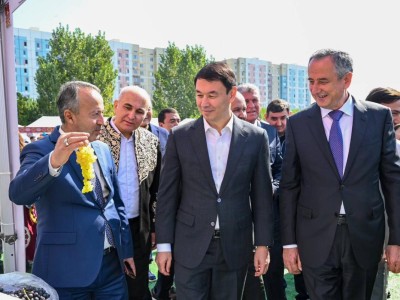 Қала күніне орай Алматы әкімі Дархан Сатыбалды Тәжікстаннан келген фермерлер жәрмеңкесіне барды
