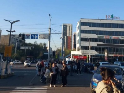 Алматылықтар жер сілкінісі дегенді естіп үйлерінен атып шыға бастады (ВИДЕО)