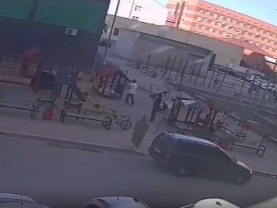 Атырауда ер адам ойын алаңында баланы ұрып тастады