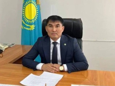 Көңілдесін кабинетінде ұрған әкім сот алдында жауап беруде