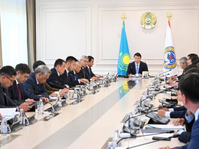 Дархан Сатыбалды мерзімнің сақталмауы мен жұмыстың сапасыз орындалғаны үшін мердігерлерді сынға алды