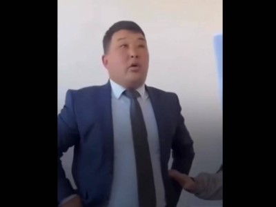 Әкім ауыл тұрғындарын полицияның көзінше боқтаған