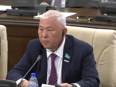 Мұрат Әбенов мемлекеттік телеарналарды сынға алды