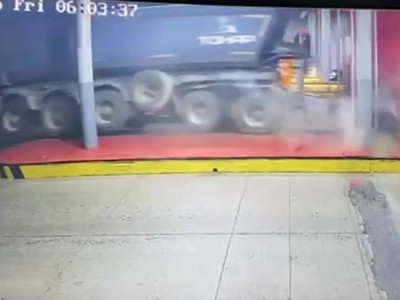 Астана – Щучинск тасжолындағы төлем қабылдау бекетіне жүк көлігі соғылды
