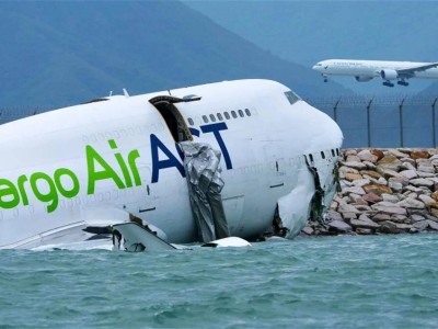 Гонконгта жүк таситын Boeing ұшақ жолағынан шығып, теңізге құлады: қаза тапқандар бар