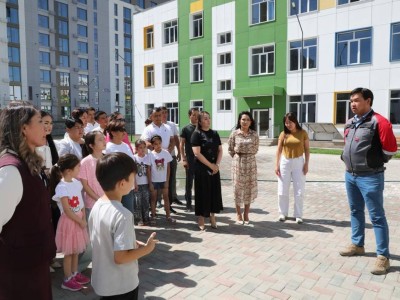 Алматыда ата-аналар қазақ тіліндегі мектепті ашуды талап етіп, петиция жасады