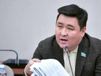 "Әлеуметтік педагог жалақыға жарымай отыр": Нартай Аралбайұлы мәселе көтерді (ВИДЕО)