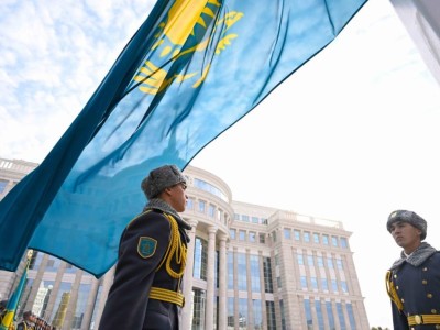 Президент Мемлекеттік ту көтеру рәсіміне қатысты