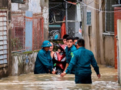 Вьетнамда нөсер жауыннан қалаларды су басты