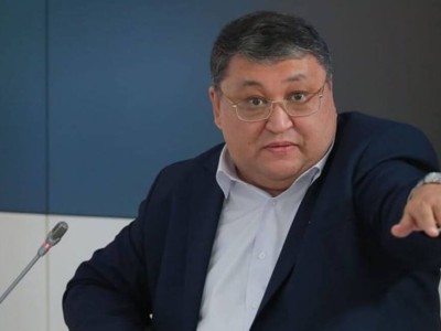 Жеке биометриялық деректерді жеке банкке кім берді?