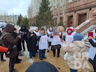 Әскерде қаза болған сарбаздардың аналары Астанада митингке шықты