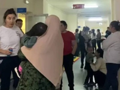 «Күткенімізге үш сағат болды»: Астана жұқпалы аурулар ауруханасындағы кезектің видеосы тарады