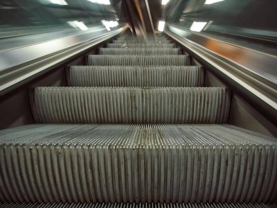 Ақтаудағы әуежай қыздың эскалаторда жарақат алуына байланысты 2 млн теңге өтемақы төлейді