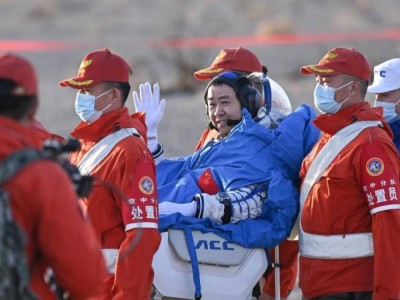 Космоста ұзақ уақыт қалып қойған қытайлық ғарышкерлер Жерге оралды