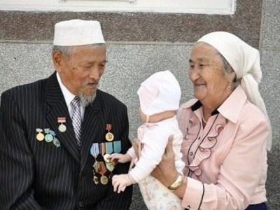 "Баланы ата-әжеге берген дұрыс па?": Танымал журналистің сөзі көпшілікке ой салды