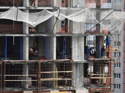 Астанада құрылысшылар бесінші қабаттан құлап кетті