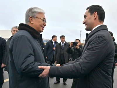 Тоқаев кіші Бердімұхамедовті әуежайдан өзі күтіп алды