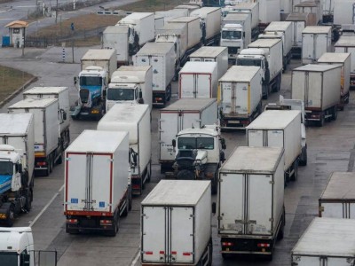 Путин Қазақстанмен шекарада жиналған жүк көліктерінің себебін түсіндірді