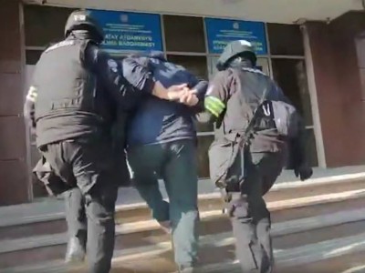 Алматыда баланы тепкен ер адам қамалды