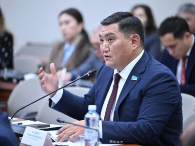 «Шалқып өмір сүргісі келеді»: депутат Базарбек өзіне банктер қысым жасап жатқанын айтты